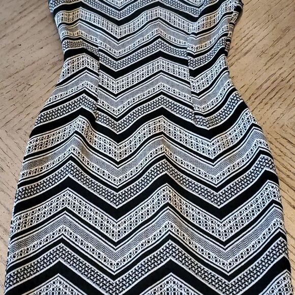 Black and white XS bar lll dress. - Picture 4 of 6